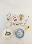 LOTE DE OBJETOS DECORATIVOS COM 11 PEÇAS, SENDO 2 MINIATURA DE JARRAS EM PORCELANA, 1 MINIATURA DE VASO, 3 PRATINHOS, 1 CAIXINHA EM PORCELANA COM DECORAÇÃO DE BORBOLETA, 1 ENFEITE DE PERNA FEMININA, 1 ENFEITE DE SAPATO, 1 ESCULTURA EM MINIATURA DE SAPO, 1 ENFEITE DE BULE. MEDIDA: MAIOR JARRA 10,5 CM DE ALTURA, MENOR SAPO 2,5 CM DE ALTURA