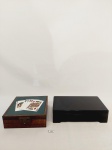LOTE COMPOSTO POR 2 CAIXAS SENDO 1 PARA GUARDAR CARTAS EM MADEIRA COM TAMPA DECORADA COM CARTAS E PARTE INTERNA EM TECIDO NA COR VERDE E OUTRA EM LACA COR PRETA COM PARTE INTERNA  NA COR PRETA. MEDIDA: MAIOR 23 CM X12,5 CM X 6 CM DE ALTURA COM TAMPA, MENOR 16,5 CM X 16,5 CM X 5,5 CM DE ALTURA