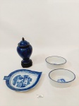 LOTE COM 5 PEÇAS SENDO 1 UM VASO EM CLOISONNÉ COM DECORAÇÃO FLORAL NO TOM DE AZUL, 1 PEANHA EM MADEIRA, 1 PETISQUEIRA EM FORMATO DE FOLHA EM PORCELANA VISTA ALEGRE MARCADO MOTTAHEDEH COM AVARIA BICADO E RESTAURO  E 2 PETISQUEIRA EM PORCELANA COM DECORAÇÃO FLORAL E BORDA AZUL. MEDIDA: VASO 13 CM DE ALTURA, PEANHA 4,5 CM X 2,5 CM DE ALTURA, PETISQUEIRA  DE FOLHA 16,5 X 11,5 CM, PETISQUEIRA 10 CM 3,5 CM