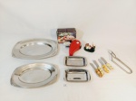 LOTE DE COZINHA COM 12 PEÇAS SENDO POR 2 TRAVESSAS OVAIS EM INOX COM BORDA COM DETALHE FLORAL, 2 PETISQUEIRAS EM INOX MERIDIONAL, 4 ESPATULAS BOSTON WAREHOUSE  COM CABO DECORADO, 1 PALITEIRO EM FORMATO DE CORUJA COM 8 PALITOS, 1 AMACIADOR DE CARNE MANUAL, 1 PEGADOR EM INOX MCFL. MEDIDA: MAIOR TRAVESSA  32 CM X 21 CM DE LARGURA, MENOR PALITEIRO 8 CM
