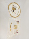 2 TOALHAS PARA MÓVEL JUDAICAS BORDADAS EM DOURADO SENDO 1 REDONDA COM BORDADO DOURADO E 1 RETANGULAR COM BORDADO FLORAL MULTICOLORIDO E BORDADO DOURADO.MEDIDA: REDONDA 39 CM D, 48 CM DE COMPRIMENTO X 37 CM DE LARGURA