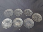 JOGO DE 7 PRATOS PARA SOBREMESA EM VIDRO TRANSPARENTE COM BORDA SEXTAVADA, ORANAMENTADO COM DESENHOS DE FOLHAS.MEDIDA: 19,5 CM D