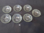 JOGO DE 7 BOWLS cumbucas de sobremesa  EM VIDRO TRANSPARENTE COM BORDA TRABALHADA, ORANAMENTADO COM DESENHOS DE FOLHAS.MEDIDA: 13,5 CM D X 4 CM DE ALTURA