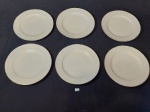 JOGO COM 6 PRATOS DE SOBREMESA EM PORCELANA BRANCA BEATRIZ NATAL COM FRISO DOURADO E BORDA TRABALHADA COM DECORAÇÃO FLORAL EM ALTO RELEVO.MEDIDA: 20 CM D