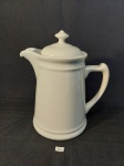 BULE PARA CAFÉ EM PORCELANA BRANCA. MEDIDA: 7 CM D X 23,5 CM DE ALTURA COM TAMPA, SEM TAMPA 17,5 CM DE ALTURA