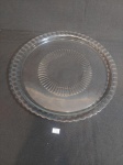 PRATO PARA BOLO ARCOROC FRANCE EM VIDRO LAPIDAO COM CIRCULO CENTRAL COM CANELUIRAS . MEDIDA: 32,5 CM D