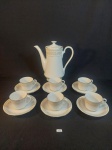 JOGO PARA CAFÉ EM PORCELANA ORIENTAL THREE CROMN COM DECORAÇÃO FLORAL E FRISO PRATEADO COMPOSTA POR 1 BULE PARA CAFÉ  E 6 XÍCARAS PARA CAFÉ, APRESENTA DESGASTE NO PRATEADO DO FRISO E 1 PIRES POSSUI FIO DE CABELO. MEDIDA:  6 CM D X 4,5 CM DE ALTURA, PIRES 12,5 CM D, BULE 6,5 CM D X 22,5 CM DE ALTURA COM TAMPA, SEM TAMPA 19 CM DE ALTURA