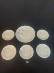 JOGO COM 5 PRATOS DE SOBREMESA 1 PRATO RASO EM PORCELANA REAL COM  DECORAÇÃO FLORAL E FRISO DOURADO, APRESENTA MARCAS DE USO E DESGATE NO FRISO. MEDIDA: PRATOS DE PÃO 15 CM D, PRATO RASO 24,5 CM D