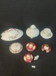 LOTE COM 8 TAMPAS DIVERSAS EM PORCELANA EM DIFERENTES TAMANHOS E  MODELOS SENDO 2 AFFORDSHIRE, COM MARCAS DO TEMPO E 2 COM FIO DE CABELO. MEDIDA: MAIOR 16 CM DE COMPRIMENTO X 6,5 CM DE ALTURA, MENOR 4 CM DE ALTURA