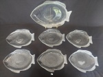 JOGO COMPOSTO POR 1 TRAVESSA E SEIS PRATOS EM VIDRO AMERICANO MOLDADOS NA FORMA DE PEIXE. MARCADOS OVEN-PROOF, USA. MEDIDA:  TRAVESSA 38 CM DE COMPRIMENTO X 29 CM DE LARGURA, PRATOS 27,5 CM DE COMPRIMENTO X 20,5 CM DE LARGURA