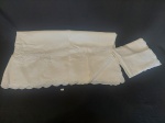 GRANDE TOALHA DE MESA RETANGULAR NA COR BRANCA  EM LINHO COM DETALHE DE FLORES BORDADO À MAQUINA, ACOMPANHA 12 GUARDANAPOS OBS: NECESSITAM SER SEPARADOS. MEDIDA: 2,80 CM X 1,60 CM DE LARGURA, GUARDANAPOS PARA CORTA 1,57 X 55 CM DE LARHURA, SEPARO 24,5 CM X 24,5 CM