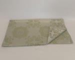 TOALHA DE MESA QUADRADA NOS TONS VERDE COM DETALHES FLORAIS  MARCADO I.S. 100% POLIESTER, COM MARCAS DE USO. MEDIDA:  1,62 CM X 1, 42 CM DE LARGURA