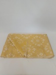 TOALHA DE MESA RETANGULA adamascada  NOS TONS DE MOSTARDA COM DETALHES FLORAIS  EM POLIESTER, COM MARCAS DE USO E PEQUENO FURO NO TECIDO. MEDIDA:  2,40 CM X 1,42 CM DE LARGURA