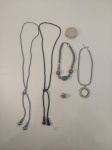 LOTE DE BIJUTERIAS COM 4 COLARES EM MATERIAIS DIVERSOS, 1 ANEL EM METAL PRATEADO E 1 ESPELHO.MEDIDA: MAIOR 56 CM DE COMPRIMENTO. MENOR ANEL 2,5 CM D