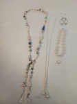 LOTE DE BIJUTERIAS COM 3 COLARES EM MATERIAIS DIVERSOS, 1 ANEL EM METAL DOURADO, 2 PARES DE BRINCOS.MEDIDA: MAIOR COLAR  70 CM DE COMPRIMENTO. MENOR  ANEL 2 CM D
