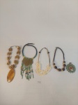 LOTE DE BIJUTERIAS COM 4 COLARES EM MATERIAIS DIVERSOS E 1 PINGENTE EM METAL EM FORMATO DE FLOR  NO TOM VERDE .MEDIDA: MAIOR COLAR  28,5 CM DE COMPRIMENTO. MENOR  PINGENTE 7 CM DE COMPRIMENTO X 6 CM DE LARGURA