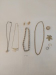 LOTE DE BIJUTERIAS COMPOSTO POR 4 COLARES EM METAL DOURADO EM DIVERSOS MODELOS, 2 BRINCOS SEM PAR EM METAL DOURADO, 1 BROCHE , 2 ANEIS E 1 PINGENTE. MEDIDA: COLAR 28 CM DE COMPRIMENTO, MENOR ANEL 2 CM D