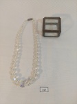 LOTE COMPOSTO POR 1 COLAR EM CRISTAL E 1 CAIXINHA EM METAL DOURADO E VIDRO. MEDIDA: COLAR  18,5 CM DE COMPRIMENTO, CAIXA 4 CM X 4 CM X 2,5 CM DE ALTURA