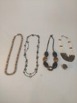 LOTE DE BIJUTERIAS COM 4 COLARES EM DIVERSOS MATERIAIS E MODELOS E 1 ANEL .MEDIDA: MAIOR  COLAR 38 CM DE COMPRIMENTO, MENOR  ANEL 3 CM D