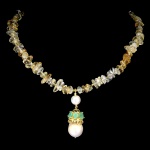 Majestoso colar de Citrinos, design exclusivo de excepcional ourivesaria, fino acabamento e belíssimo pingente em prata espessurada a ouro amarelo adornado por rico trabalho no formato de Coroa com rica cravação de Esmeraldas de 6.0 x 4.0 mm lapidação oval brilhante e linda Pérola barroca de 16 x 12 mm. Perfeito estado de conservação , sem uso. Mede aprox 46 cm , pingente 4,6 x 1,4 cm. Origem África e Tailândia .