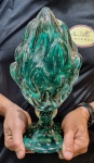 MURANO - Majestosa e elegante Pinha em vidro artístico de Murano, linda tonalidade, feitio gomado riquíssimo em movimentos com bolhas e pó de ouro. Perfeito estado de conservação. Mede 27,5 cm de altura x 12,5 cm de diâmetro da base. Itália século XX.