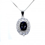 Belíssimo colar em prata de lei espessurada a ouro branco, design exclusivo de excepcional ourivesaria. Pingente com preciosa Safira de 8.0 x 6.0 mm, clássica lapidação oval brilhante, adornada por rico trabalho e fino acabamento com elegante coroas de Zirconias de lapidação brilhante. Perfeito estado de conservação, sem uso. Corrente com clássica malha veneziana, mede 45 cm, pingente 2,4 x 1,2 cm. Origem Moçambique e África.