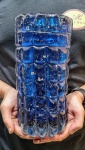MURANO - Belíssimo, grande e elegante vaso em vidro artístico de Murano, design exclusivo de lindíssima tonalidade, feitio ricamente gomado em formas quadriculares e retangulares, adornado por bolhas e pó de ouro espalhado. Excelente estado de conservação. Mede 27,0 cm de altura x 13,0 cm de diâmetro da borda.
