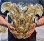 MURANO - Magnífico, clássico e grandioso vaso em vidro artístico de Murano, design clássico com rara tonalidade Champanhe, feitio gomado rico em movimentos com bolhas e pó de ouro, bela borda tiotada. Perfeito estado de conservação, Mede 30,0 cm de altura x 34,0 cm de largura da borda aproximadamente.