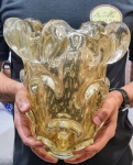 MURANO - Magnífico, clássico e grande vaso em vidro artístico de Murano, design clássico com rara tonalidade Champanhe, feitio gomado rico em movimentos com bolhas e pó de ouro, bela borda tiotada. Perfeito estado de conservação, Mede 26,5 cm de altura x 24,0 cm de largura da borda aproximadamente.