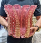 MURANO - Espetacular, charmoso e grandioso vaso em vidro artístico de Murano, design clássico de bela tonalidade, feitio gomado rico em movimentos, adornado por lindas e raras Morizas em relevo com bolhas e pó de ouro. Perfeito estado de conservação, Mede 30,0 cm de altura x 27,0 cm de diâmetro da borda. Itália, Século XX.