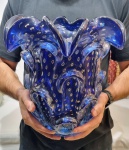 MURANO - Magnífico, clássico e grande vaso em vidro artístico de Murano, design clássico com rara tonalidade, feitio gomado rico em movimentos com bolhas e pó de ouro, bela borda tiotada. Perfeito estado de conservação, Mede 32,0 cm de altura x 32,0 cm de largura da borda aproximadamente.