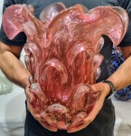 MURANO - Magnífico, clássico e grandioso vaso em vidro artístico de Murano, design clássico com rara tonalidade, feitio gomado rico em movimentos com bolhas e pó de ouro, bela borda tiotada. Perfeito estado de conservação, Mede 34,5 cm de altura x 30,0 cm de largura da borda aproximadamente.
