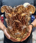 MURANO - Magnífico, clássico e grande vaso em vidro artístico de Murano, design clássico com rara tonalidade, feitio gomado rico em movimentos com bolhas e pó de ouro, bela borda tiotada. Perfeito estado de conservação, Mede 28,5 cm de altura x 25,5 cm de largura da borda aproximadamente.