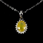 Majestoso colar em prata de lei espessurada a ouro branco, design exclusivo de excepcional ourivesaria. Pingente com preciosa Safira yellow extra de 8.0 x 6.0 mm, clássica lapidação oval brilhante, adornada por rico trabalho, fino acabamento e majestosa coroa de Topázios extra brancos de lapidação brilhante. Perfeito estado de conservação, sem uso. Corrente com clássica elo português, mede 45 cm, pingente 1,6 x 1,0 cm. Origem África e Brasil.