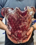 MURANO - Magnífico, clássico e grande vaso em vidro artístico de Murano, design clássico com rara tonalidade, feitio gomado rico em movimentos com bolhas e pó de ouro, bela borda tiotada. Perfeito estado de conservação, Mede 30,0 cm de altura x 28,5 cm de largura da borda aproximadamente.