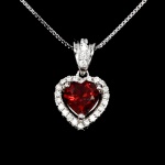 Belíssimo colar em prata de lei espessurada a ouro branco, design exclusivo de excepcional ourivesaria. Pingente com preciosa granada Rodolita extra de 6.0 mm, clássica lapidação coração brilhante, adornada por rico trabalho e fino acabamento com majestosa coroa de Zirconias extra brancas. Perfeito estado de conservação, sem uso. Corrente com clássica malha veneziana, mede 45 cm, pingente 1,6 x 1,0 cm. Origem Moçambique.