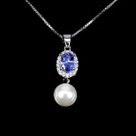 Elegante colar em prata de lei espessurada a ouro branco, design exclusivo de excepcional ourivesaria. Pingente com bela Tanzanita de 6.0 x 4.0 mm, clássica lapidação oval brilhante, adornada por bela coroa de Zirconias extra brancas, rico trabalho e linda Pérola de 6.0 mm. Perfeito estado de conservação, sem uso. Corrente com clássica malha veneziana, mede 45 cm, pingente 2,4 x 0,6 cm. Origem Tanzânia e Tailândia.