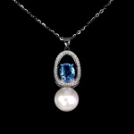 Lindo colar em prata de lei espessurada a ouro branco, design exclusivo de excepcional ourivesaria. Pingente com precioso Topázio Swiss blue de 8.0 x 6.0 mm, clássica lapidação oval brilhante, adornada por bela coroa de Zirconias extra brancas, rico trabalho e linda Pérola de 8.0 mm. Perfeito estado de conservação, sem uso. Corrente com clássica malha elo português, mede 45 cm, pingente 3,0 x 1,0 cm. Origem África e Tailândia.