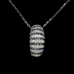 Belíssimo colar em prata de lei espessurada a ouro branco, design exclusivo de excepcional ourivesaria. Pingente com preciosa cravação de Safiras e Topázios extra brancos de lapidação brilhante, adornados por rico trabalho e fino acabamento. Perfeito estado de conservação, sem uso. Corrente com clássica malha elo português, mede 45 cm, pingente 1,8 x 0,8 cm. Origem África.