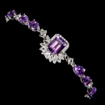 Majestosa pulseira em prata de lei espessurada a ouro branco, design moderno exclusivo de excepcional ourivesaria com preciosa cravação de Ametistas de lapidação pera brilhante, adornadas por rico trabalho, linda Ametista de 8.0 x 6.0 mm lapidação esmeralda, belíssima coroa e botões de Topázios extra brancos de fino acabamento com lapidações marquise e diamante. Perfeito estado de conservação, sem uso . mede 20 cm de comprimento. Origem Uruguai e África.