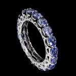 CLÁSSICO ANEL ALIANÇA TOTAL EM PRATA DE LEI ESPESSURADA A OURO BRANCO, DESIGN EXCLUSIVO DE EXCEPCIONAL OURIVESARIA COM PRECIOSA CRAVAÇÃO DE TANZANITAS DE 4.0 X 3.0 MM, CLÁSSICA LAPIDAÇÃO OVAL BRILHANTE, ADORNADAS POR RICO TRABALHO E FINO ACABAMENTO. PERFEITO ESTADO DE CONSERVAÇÃO, SEM USO. ARO MEDE 1,8 CM, ARMAÇÃO 2,5 CM. ORIGEM TANZÂNIA.