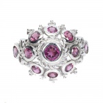 CLÁSSICO ANEL DITO CHUVEIRO EM PRATA DE LEI ESPESSURADA A OURO BRANCO, DESIGN EXCLUSIVO DE EXCEPCIONAL OURIVESARIA COM PRECIOSA CRAVAÇÃO DE GRANADAS RODOLITAS DE 3.0 E 4.0 MM, BELÍSSIMA LAPIDAÇÃO DIAMANTE, ADORNADAS POR RICO TRABALHO E FINO ACABAMENTO NO ARO COM RODOLITA DE LAPIDAÇÃO GOTA. PERFEITO ESTADO DE CONSERVAÇÃO, SEM USO. ARO MEDE 1,8 CM, ARMAÇÃO 1,8 X 1,4 CM. ORIGEM MOÇAMBIQUE.