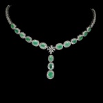 Majestoso colar em prata de lei espessurada a ouro branco, design moderno exclusivo de excepcional ourivesaria com preciosa cravação de Esmeraldas extra de 7.0 x 5.0 e 8.0 x 6.0 mm, clássica lapidação oval brilhante, adornadas por rico trabalho, belas coroas de Zirconias extra brancas e fino acabamento. Perfeito estado de conservação, sem uso. Mede aprox 48 cm de comprimento, pingente 4,0 x 1,0 cm. Origem Colômbia e África.