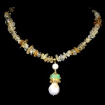 Majestoso colar de Citrinos, design exclusivo de excepcional ourivesaria, fino acabamento e belíssimo pingente em prata espessurada a ouro amarelo adornado por rico trabalho no formato de Coroa com rica cravação de Esmeraldas de 6.0 x 4.0 mm lapidação oval brilhante e linda Pérola barroca de 16 x 12 mm. Perfeito estado de conservação , sem uso. Mede aprox 45 cm , pingente 4,6 x 1,4 cm. Origem África e Tailândia .