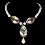 Majestoso colar de Pérolas barroca, design moderno exclusivo de excepcional ourivesaria, fino acabamento com belíssimos medalhões de 3,5 x 2,5 cm em Abalone, arrematados por elegante pingente com linda Pérola barroca de 18 x 12 mm. Perfeito estado de conservação , sem uso. Mede aprox 48 cm , pingente 6,5 x 2,5 cm. Origem Austrália e Tailândia .