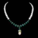 Majestoso colar de Pérolas, design exclusivo de excepcional ourivesaria, fino acabamento com Aventurinas de lapidação Pitanga e belíssimo pingente em prata espessurada a ouro amarelo adornado por rico trabalho no formato de Coroa com rica cravação de Esmeraldas de 6.0 x 4.0 mm de lapidação oval brilhante e linda Pérola barroca de 14 x 10 mm. Perfeito estado de conservação , sem uso. Mede aprox 46 cm , pingente 4,0 x 1,4 cm. Origem África, Colômbia e Tailândia .
