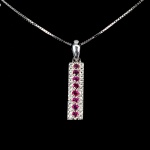 Belíssimo colar em prata de lei espessurada a ouro branco, design exclusivo de excepcional ourivesaria. Pingente com preciosa cravação de Rubis de 2.0 mm, clássica lapidação brilhante, adornados por rico trabalho e fino acabamento com elegante guirlanda de Zirconias extra brancas. Perfeito estado de conservação, sem uso. Corrente com clássica malha veneziana, mede 45 cm, pingente 2,6 x 0,4 cm. Origem Moçambique, África.