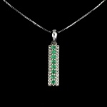 Belíssimo colar em prata de lei espessurada a ouro branco, design exclusivo de excepcional ourivesaria. Pingente com preciosa cravação de Esmeraldas de 2.0 mm, clássica lapidação brilhante, adornadas por rico trabalho e fino acabamento com elegante guirlanda de Zirconias extra brancas. Perfeito estado de conservação, sem uso. Corrente com clássica malha veneziana, mede 45 cm, pingente 2,6 x 0,4 cm. Origem Colômbia.