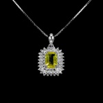 Belíssimo colar em prata de lei espessurada a ouro branco, design exclusivo de excepcional ourivesaria. Pingente com preciosa Safira Yellow extra de 7.0 x 5.0 mm, clássica lapidação octogonal brilhante, adornada por rico trabalho e fino acabamento com majestosas coroas de Zirconias extra brancas. Perfeito estado de conservação, sem uso. Corrente com clássica malha veneziana, mede 45 cm, pingente 1,8 x 1,0 cm. Origem África.