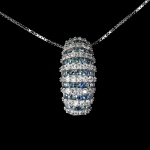 Belíssimo colar em prata de lei espessurada a ouro branco, design exclusivo de excepcional ourivesaria. Pingente com preciosa cravação de Safiras azuis e Topázios extra brancos de  lapidação brilhante, adornados por rico trabalho e fino acabamento. Perfeito estado de conservação, sem uso. Corrente com clássica malha veneziana, mede 45 cm, pingente 1,8 x 0,8 cm. Origem África.